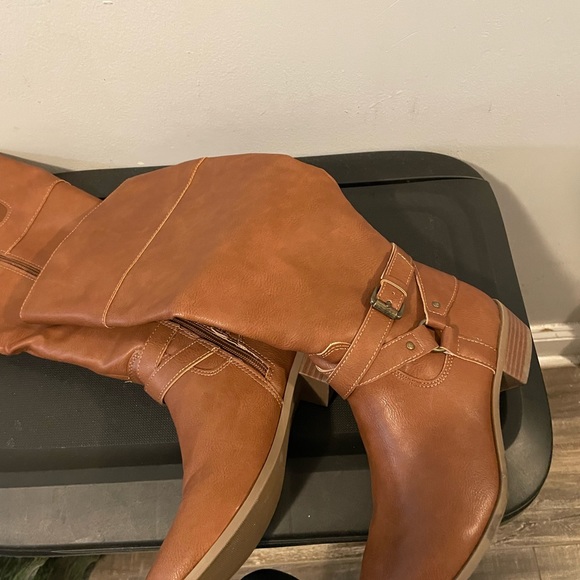 Ana Torrence Boots - Picture 4 of 8